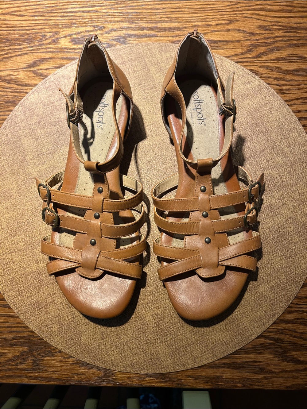Softspots sandals with pillow top technology